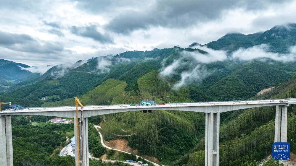 云南硯山：那紹特大橋左幅順利合龍